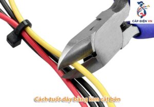 Cách tuốt dây bằng kìm cắt bên
